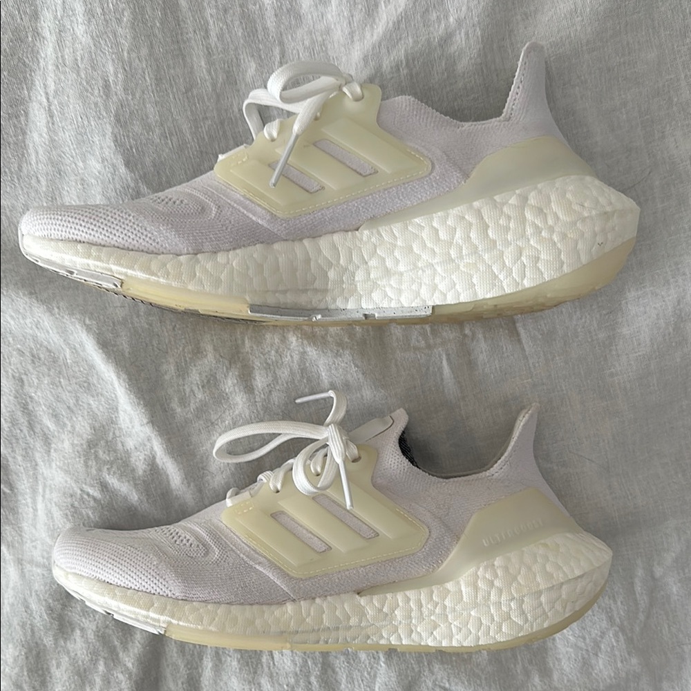 Women’s Adidas Ultraboost 22 - 7.5